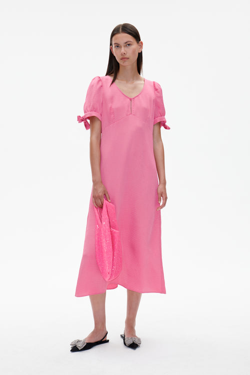 Pinkes Kleid mit Schleifendetails